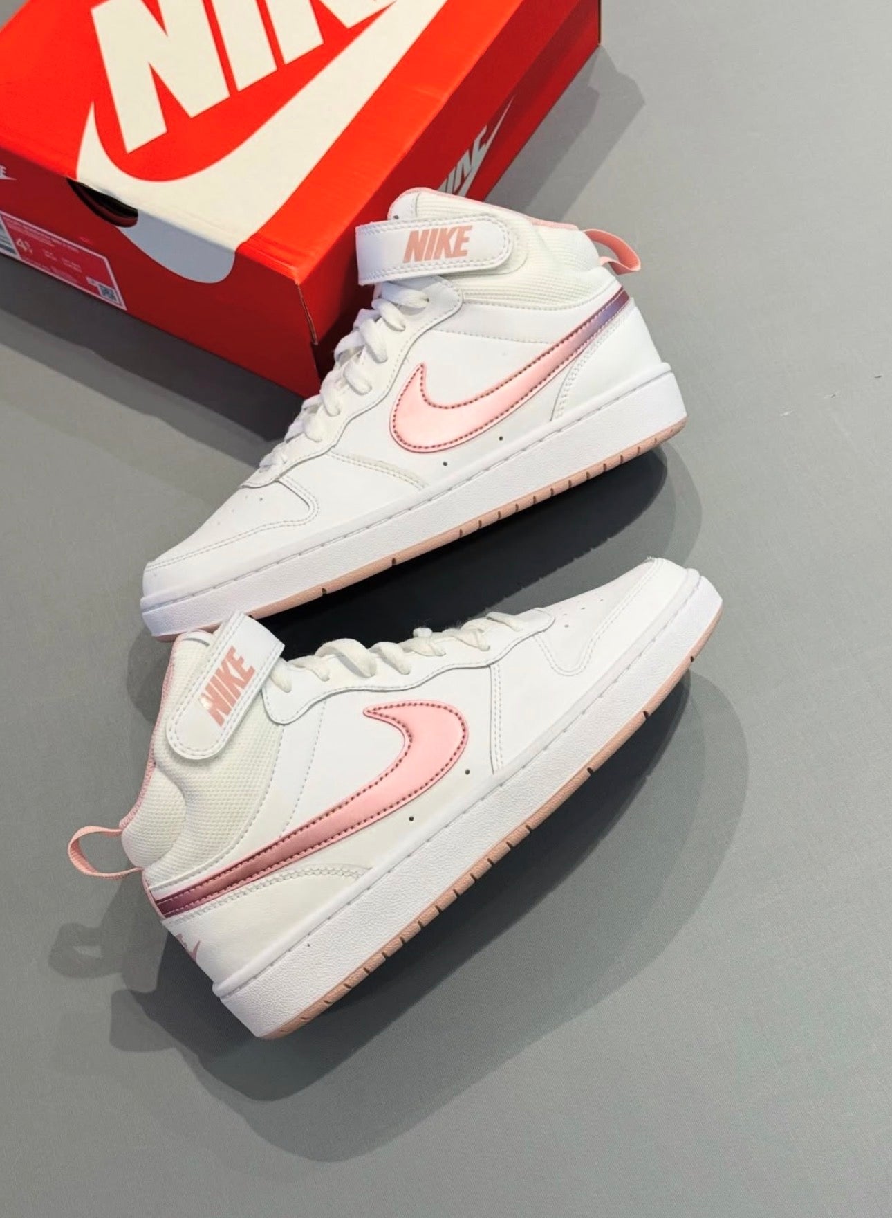 Tênis Nike Borough Mid Lançamento