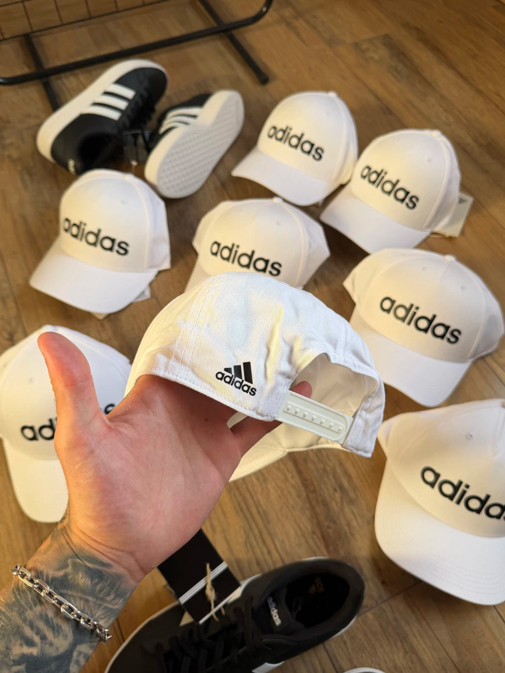 Boné Adidas Letreiro