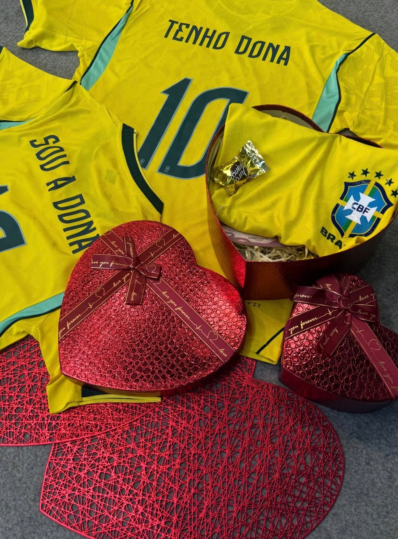 2 camisas Brasil PERSONALIZADA + Álbum da Copa 2026 + 10 pacotes de figurinha